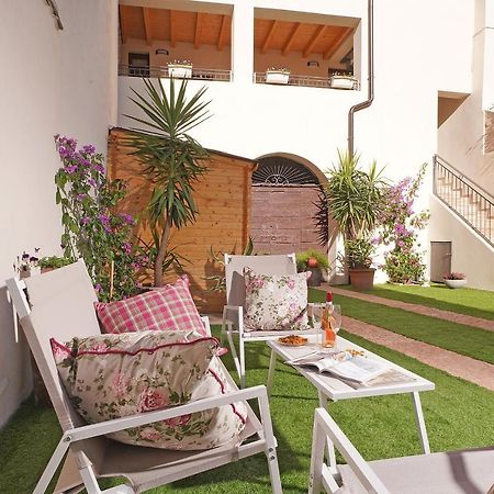 Apartments Villa Bougainville Сан Феличе дел Бенако Екстериор снимка