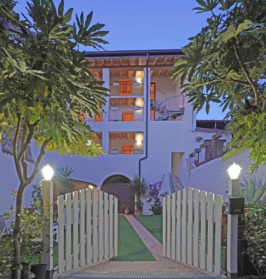 Apartments Villa Bougainville Сан Феличе дел Бенако Екстериор снимка