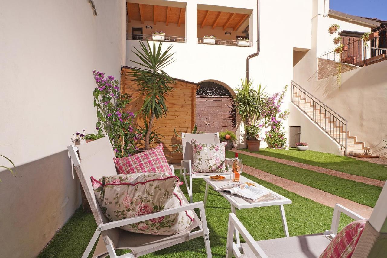 Apartments Villa Bougainville Сан Феличе дел Бенако Екстериор снимка